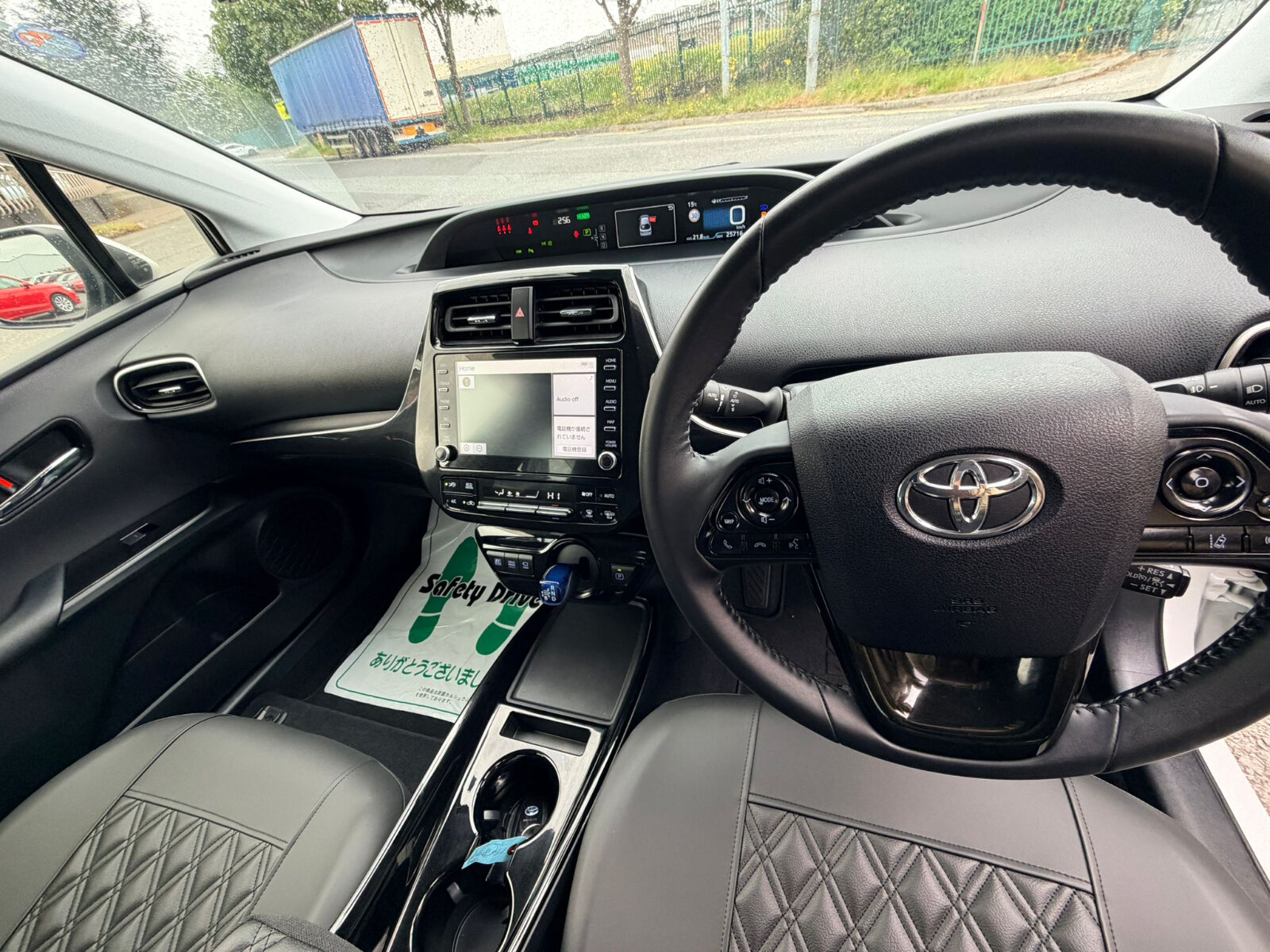 2022 Toyota prius White - Image 12