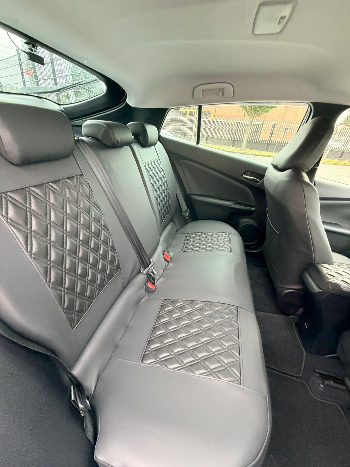2022 Toyota prius White - Image 14