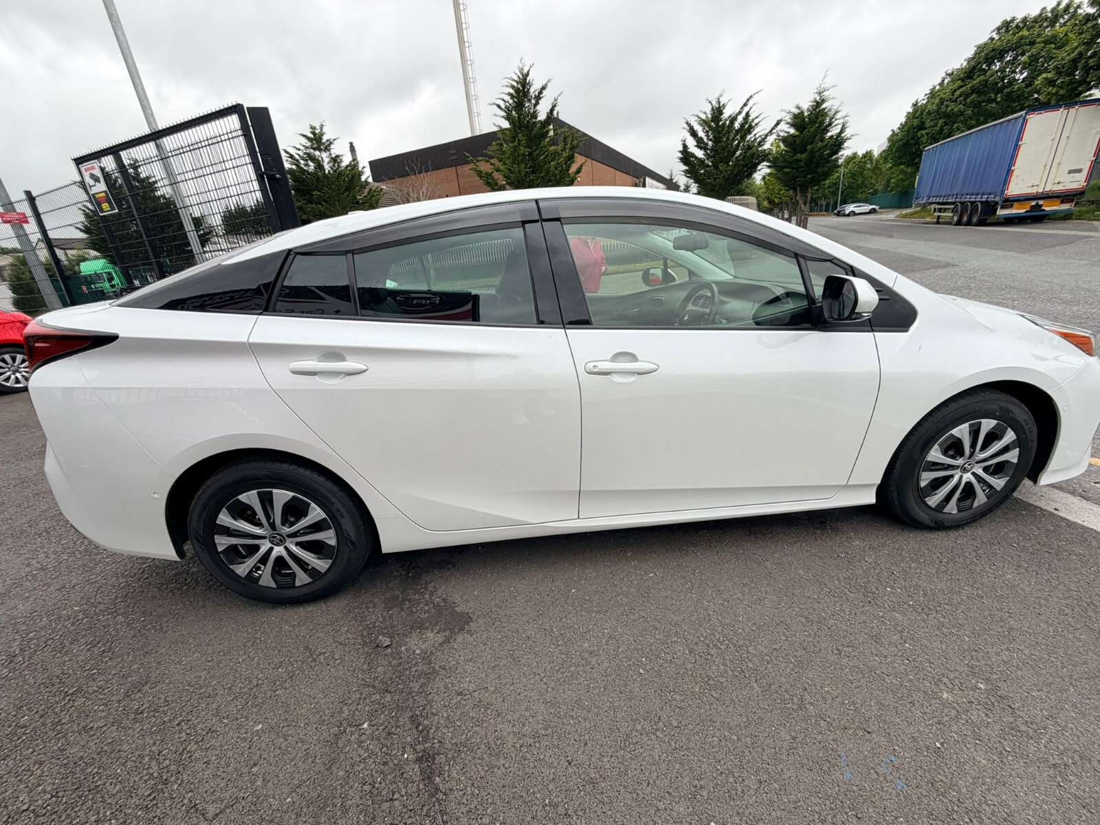 2022 Toyota prius White - Image 7