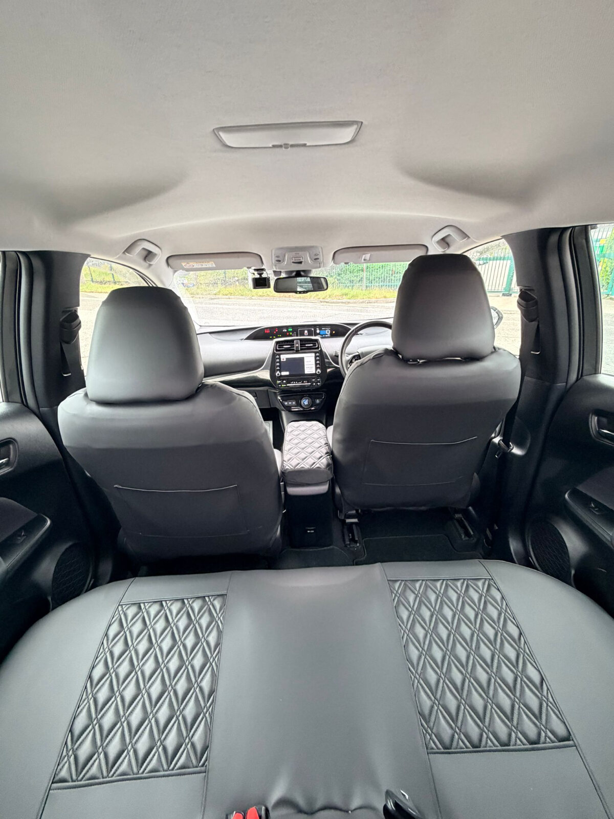 2022 Toyota prius White - Image 4