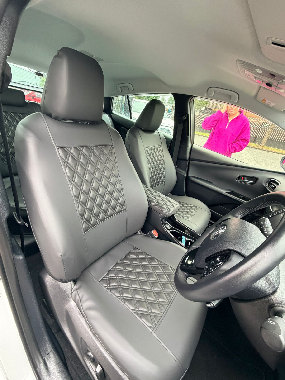 2022 Toyota prius White - Image 10