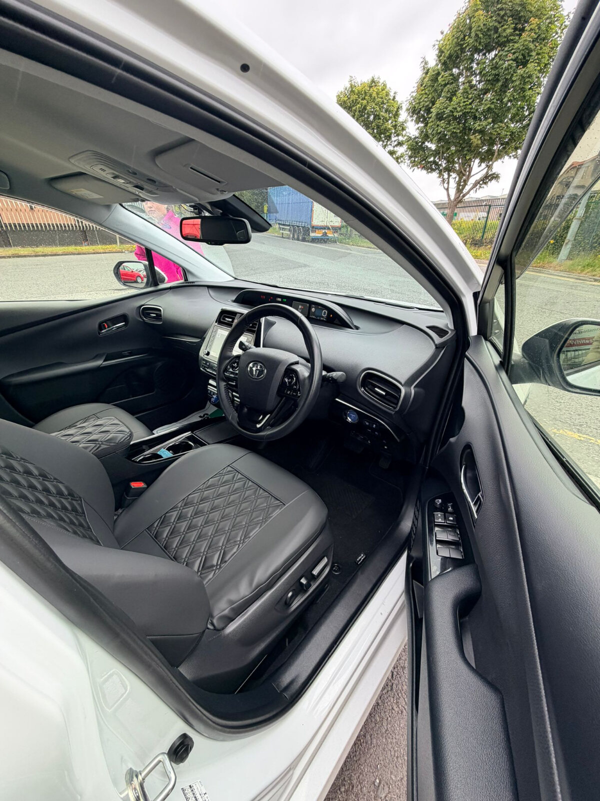 2022 Toyota prius White - Image 6