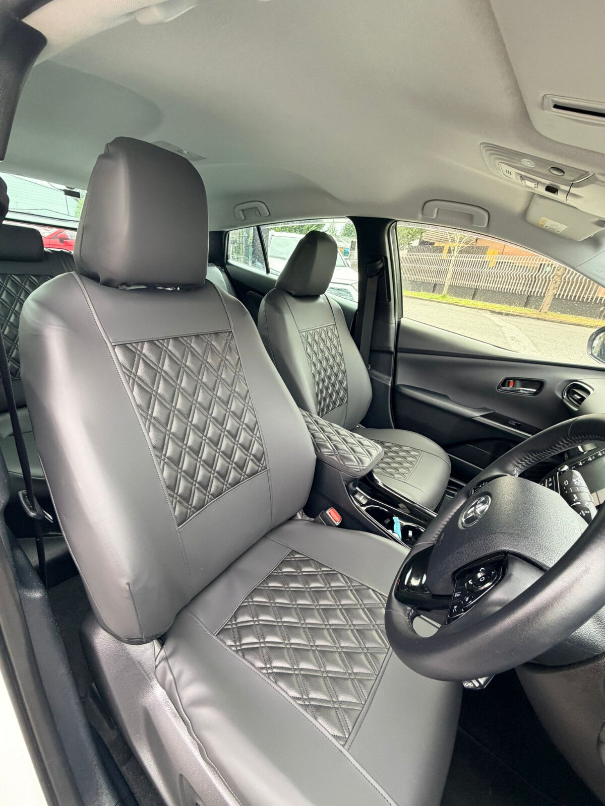 2022 Toyota prius White - Image 8