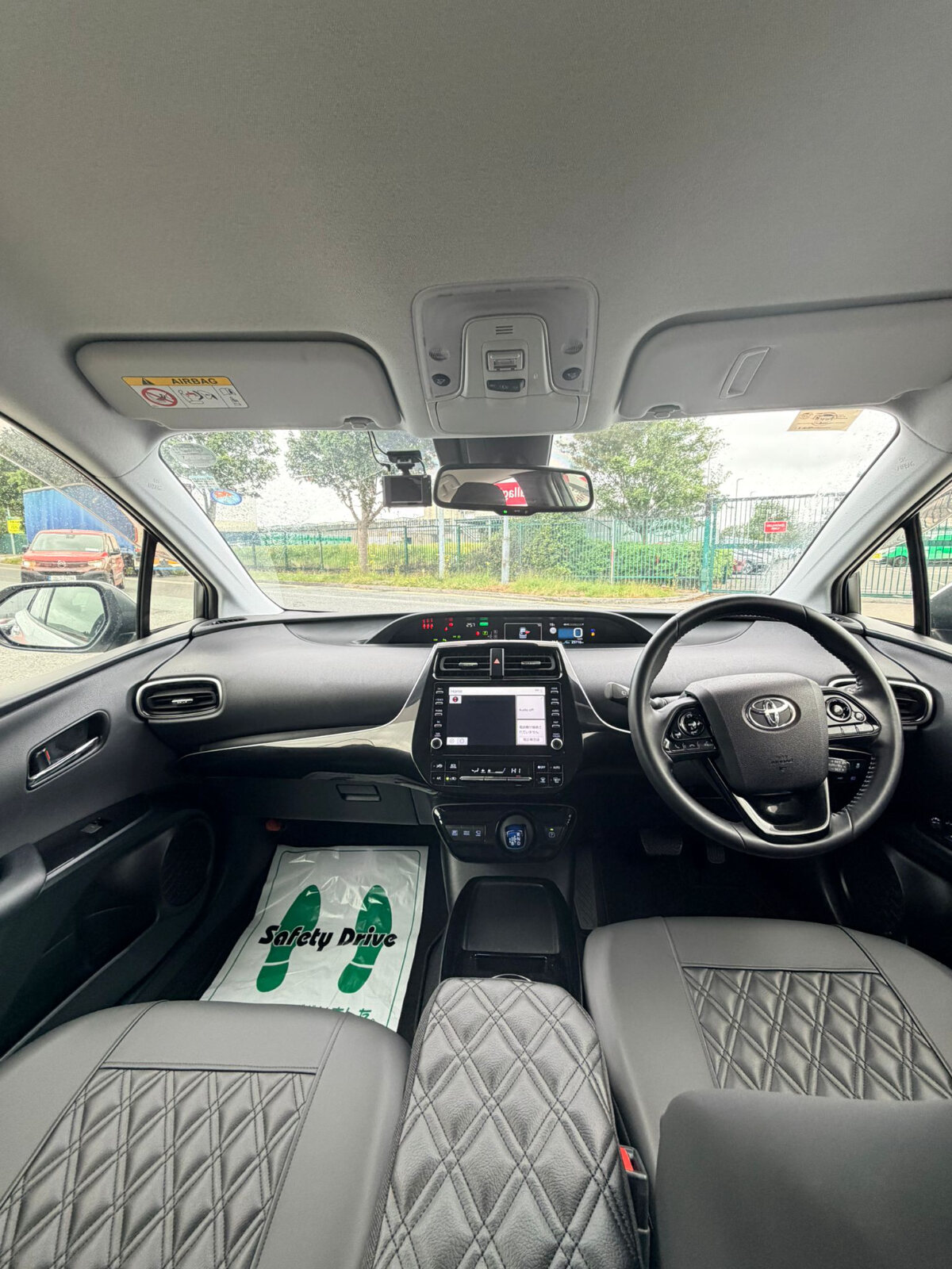 2022 Toyota prius White - Image 13
