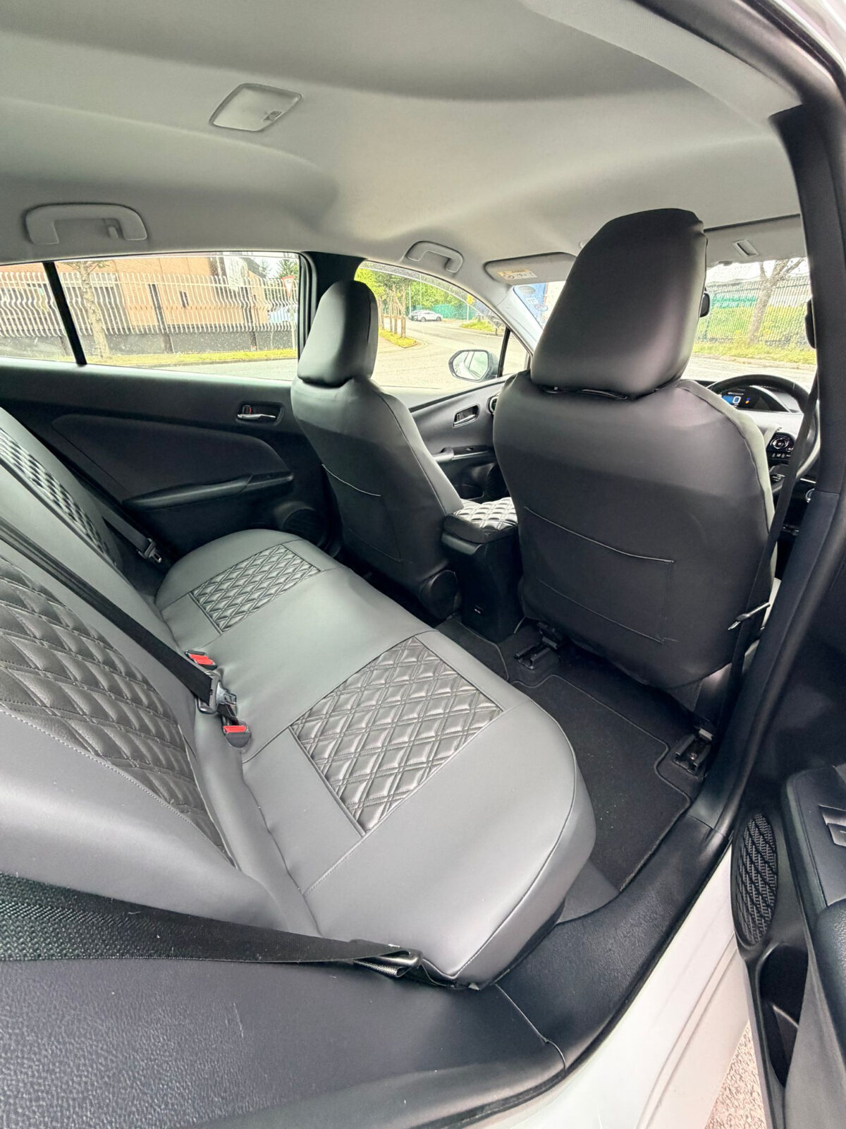 2022 Toyota prius White - Image 15