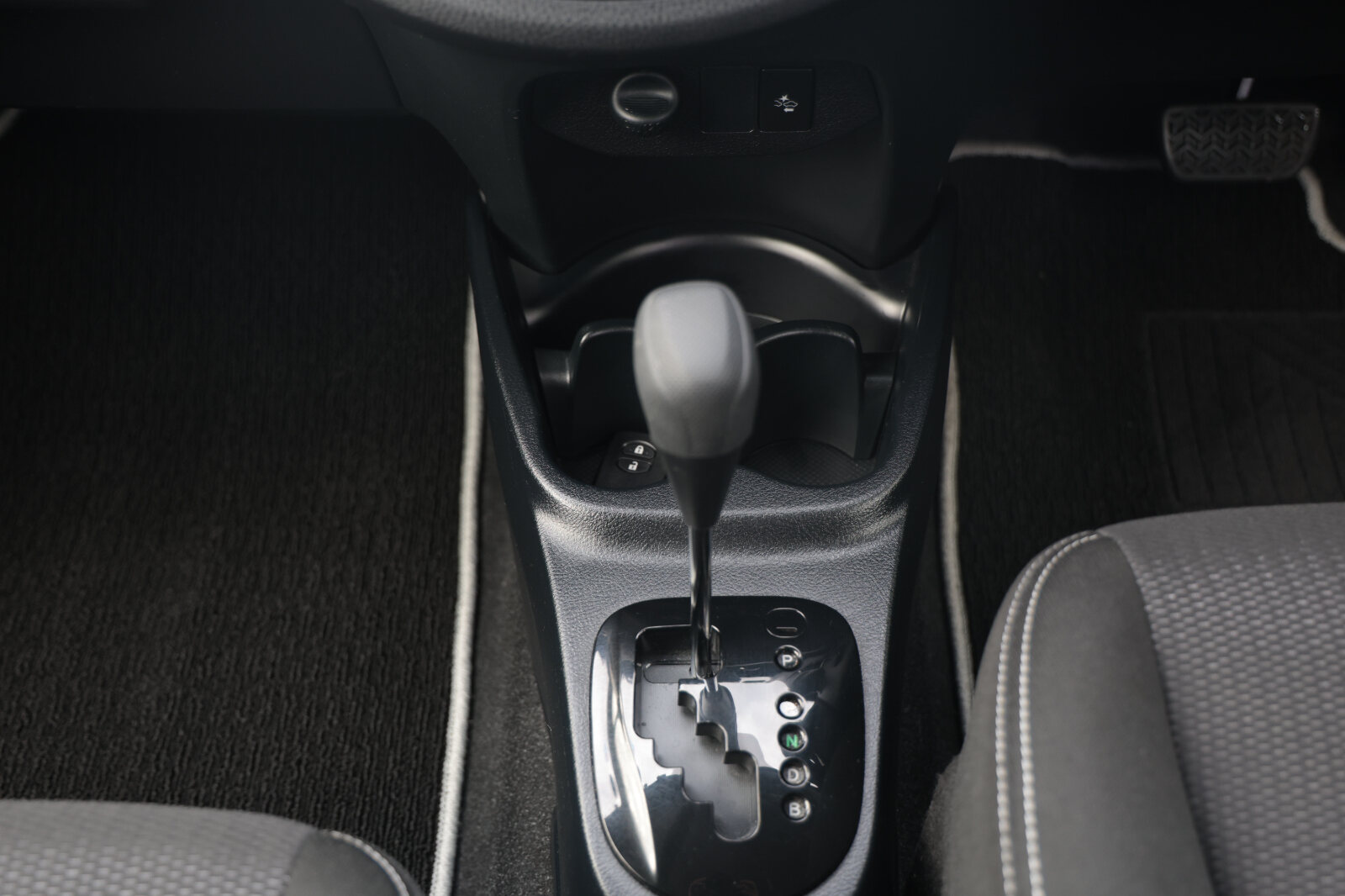 Toyota Vitz Blue - Image 30
