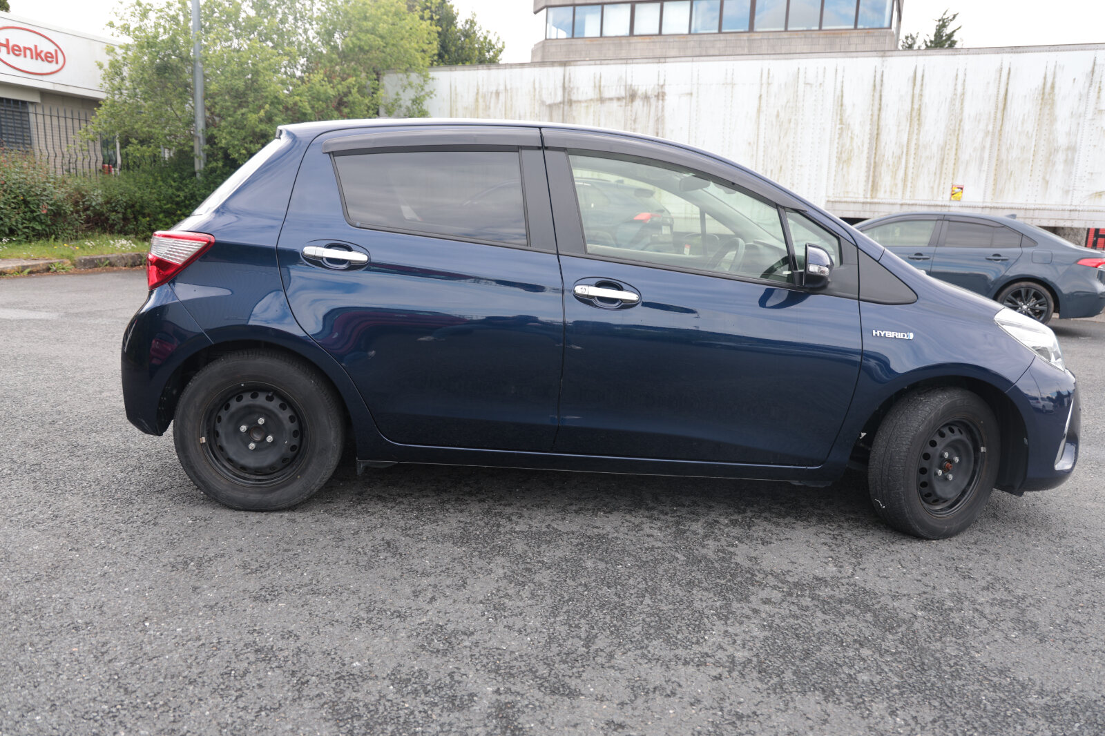 Toyota Vitz Blue - Image 18