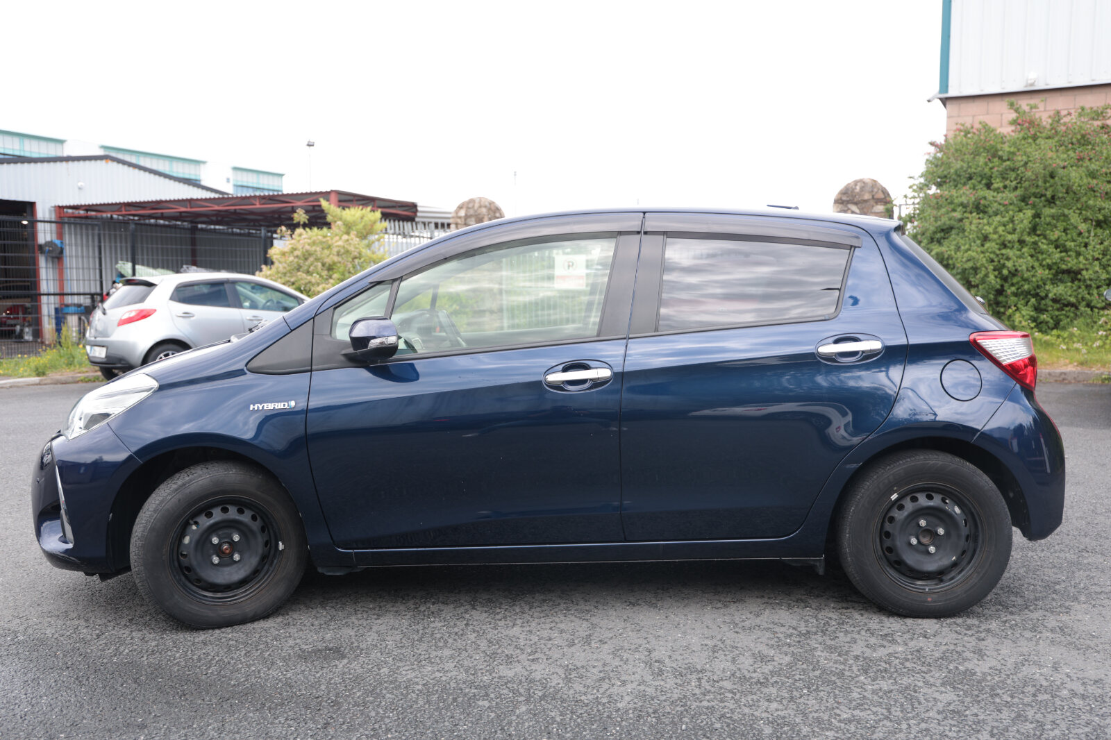 Toyota Vitz Blue - Image 9