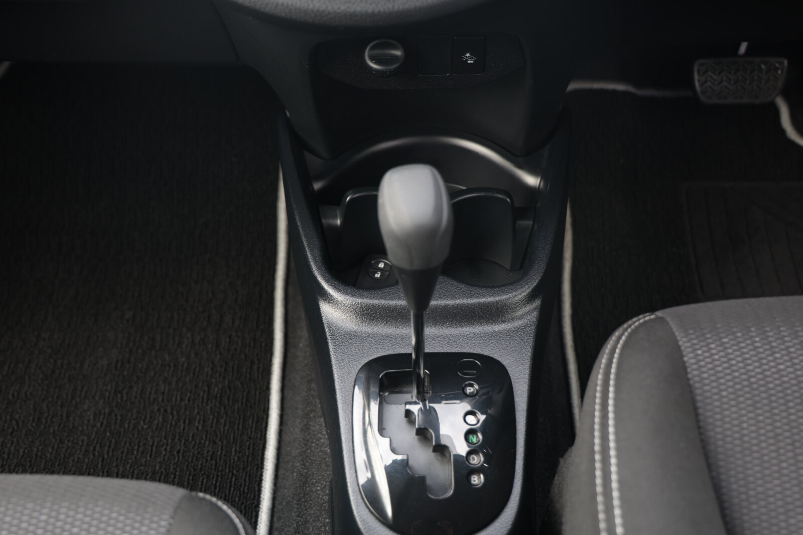 Toyota Vitz Blue - Image 31
