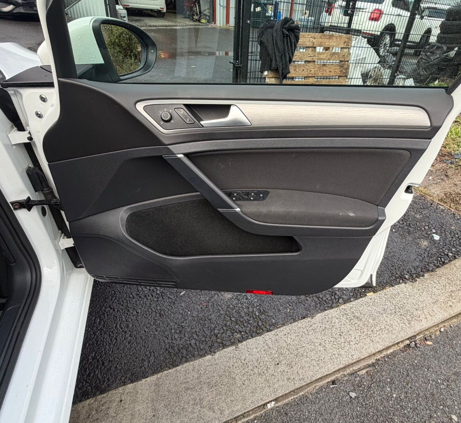 VW Golf 2017 WHITE - Image 11