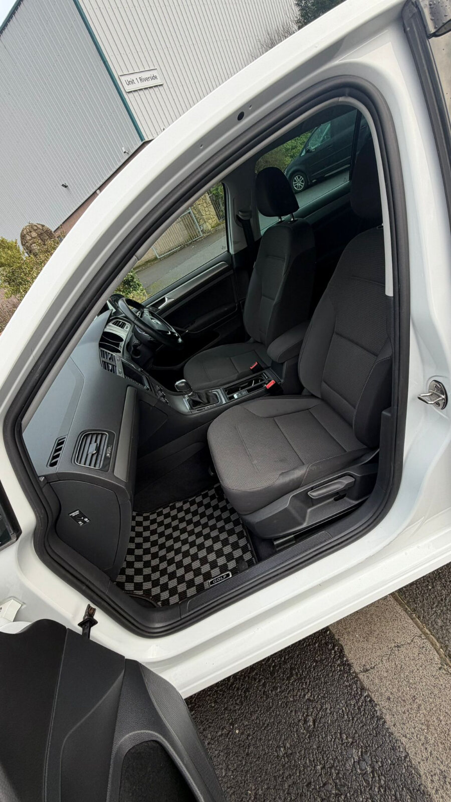 VW Golf 2017 WHITE - Image 14