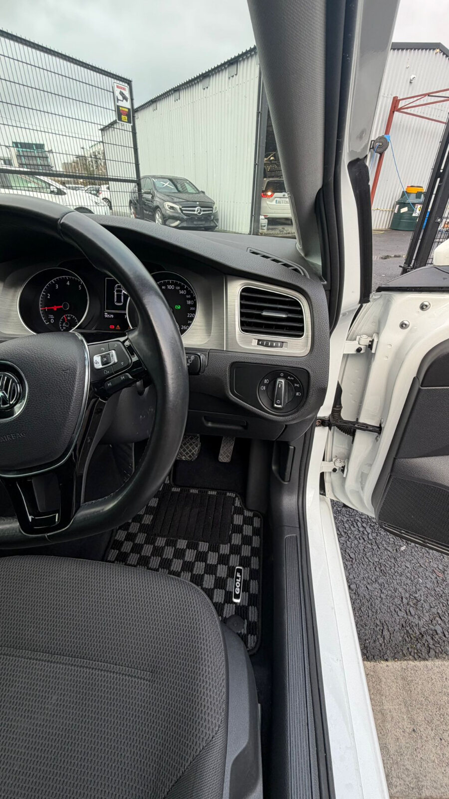 VW Golf 2017 WHITE - Image 12
