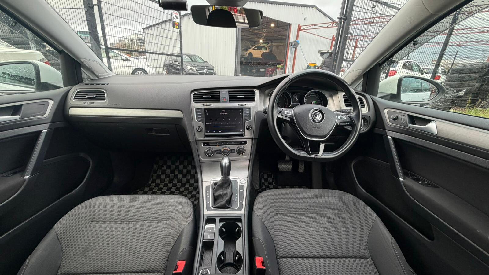 VW Golf 2017 WHITE - Image 16