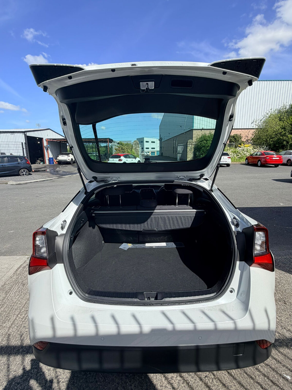 2022 Toyota Prius White - Image 11