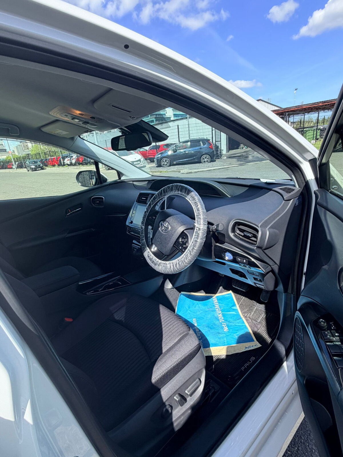 2022 Toyota Prius White - Image 12