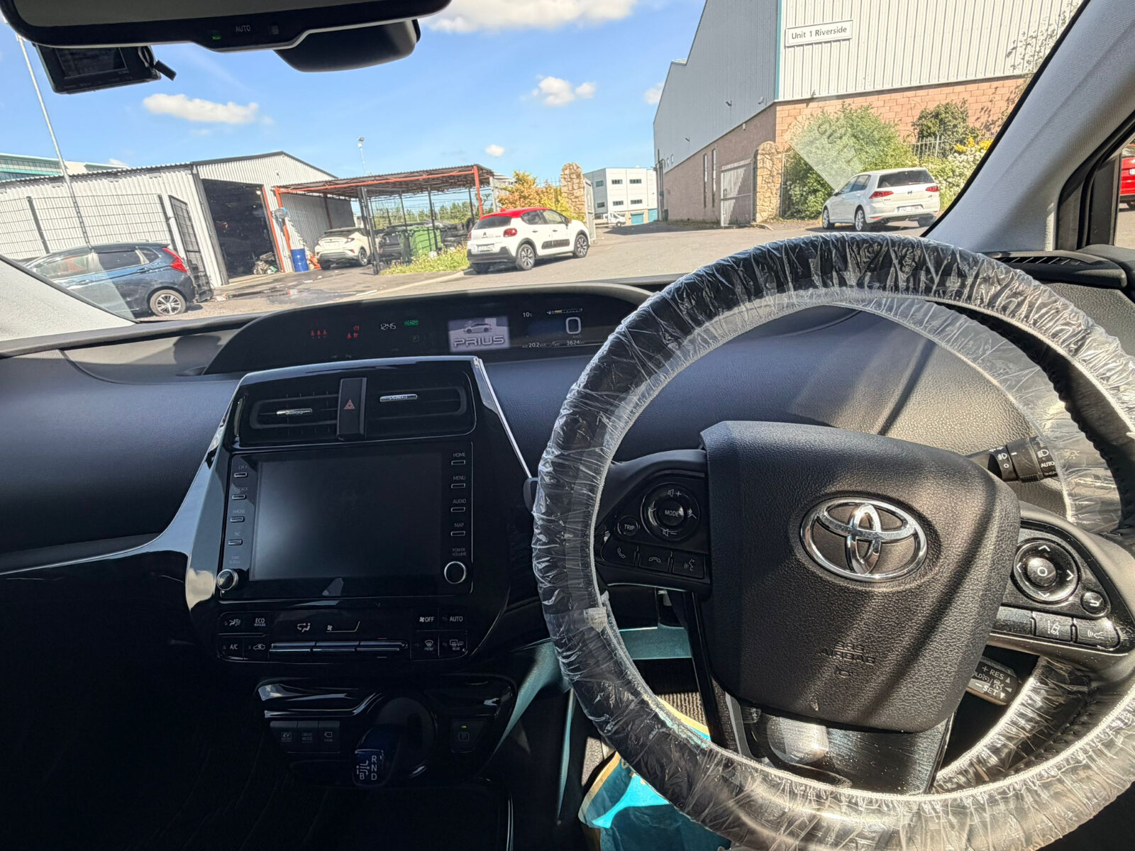 2022 Toyota Prius White - Image 13