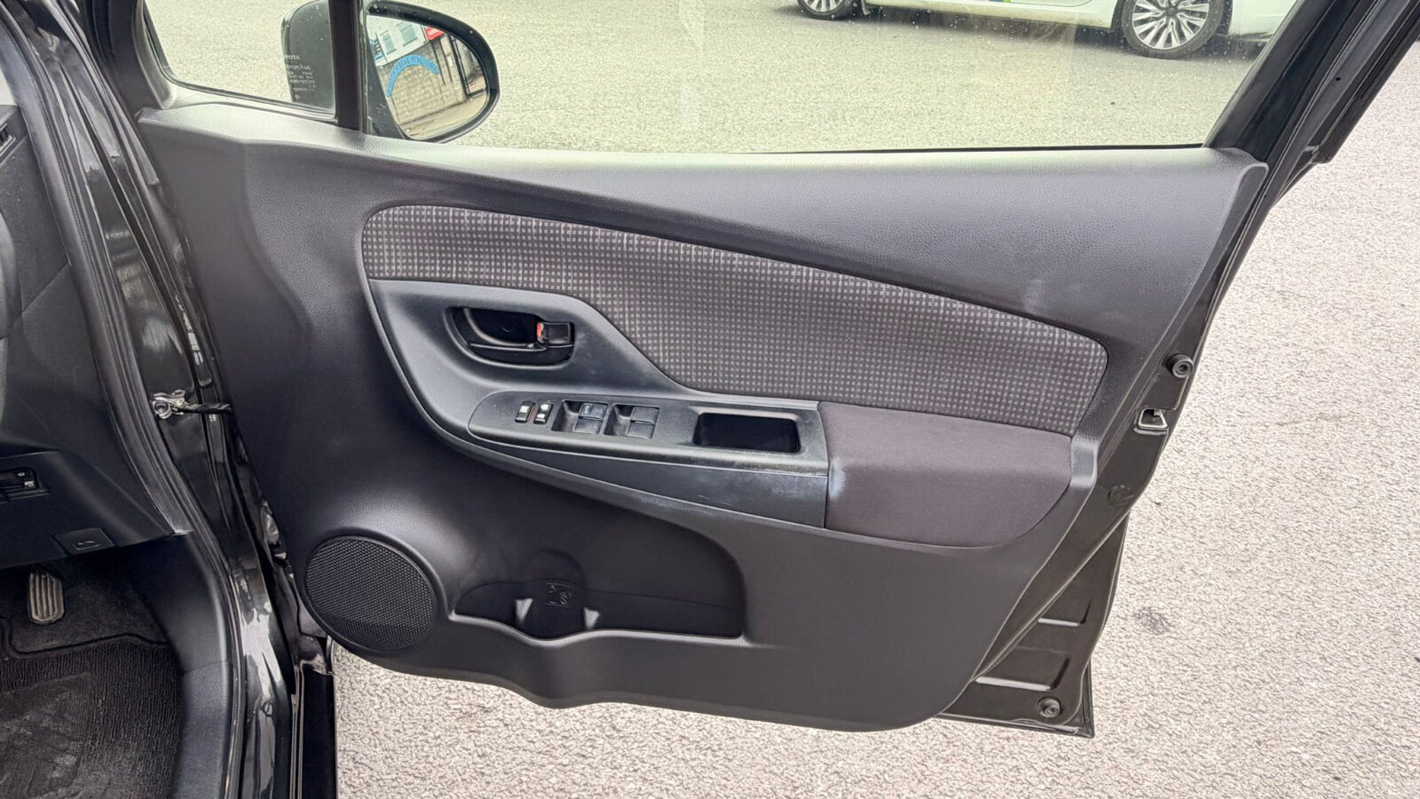 Toyota Vitz Black - Image 14