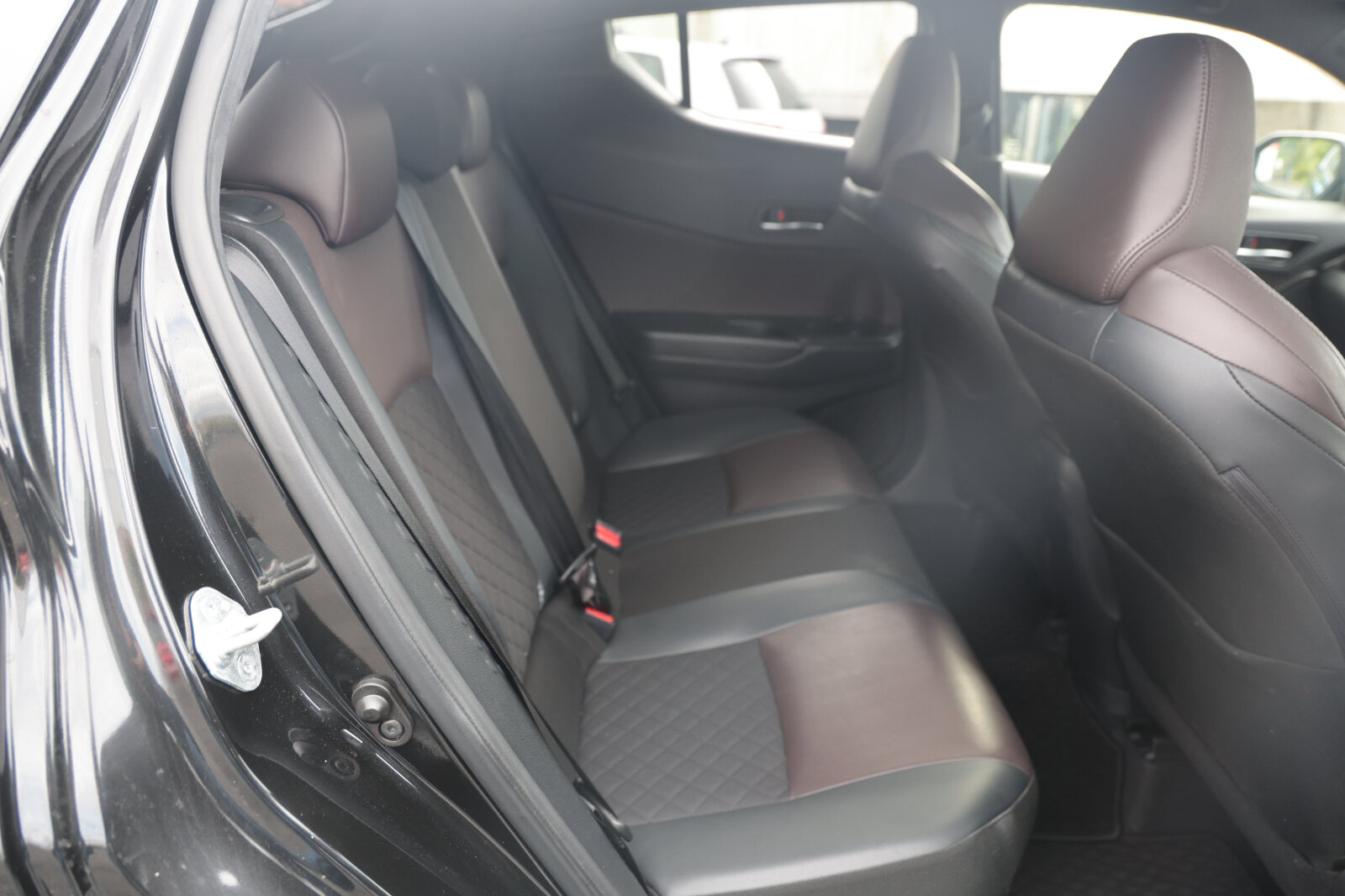 TOYOTA C-HR 2018 Black HYBRID - Image 13