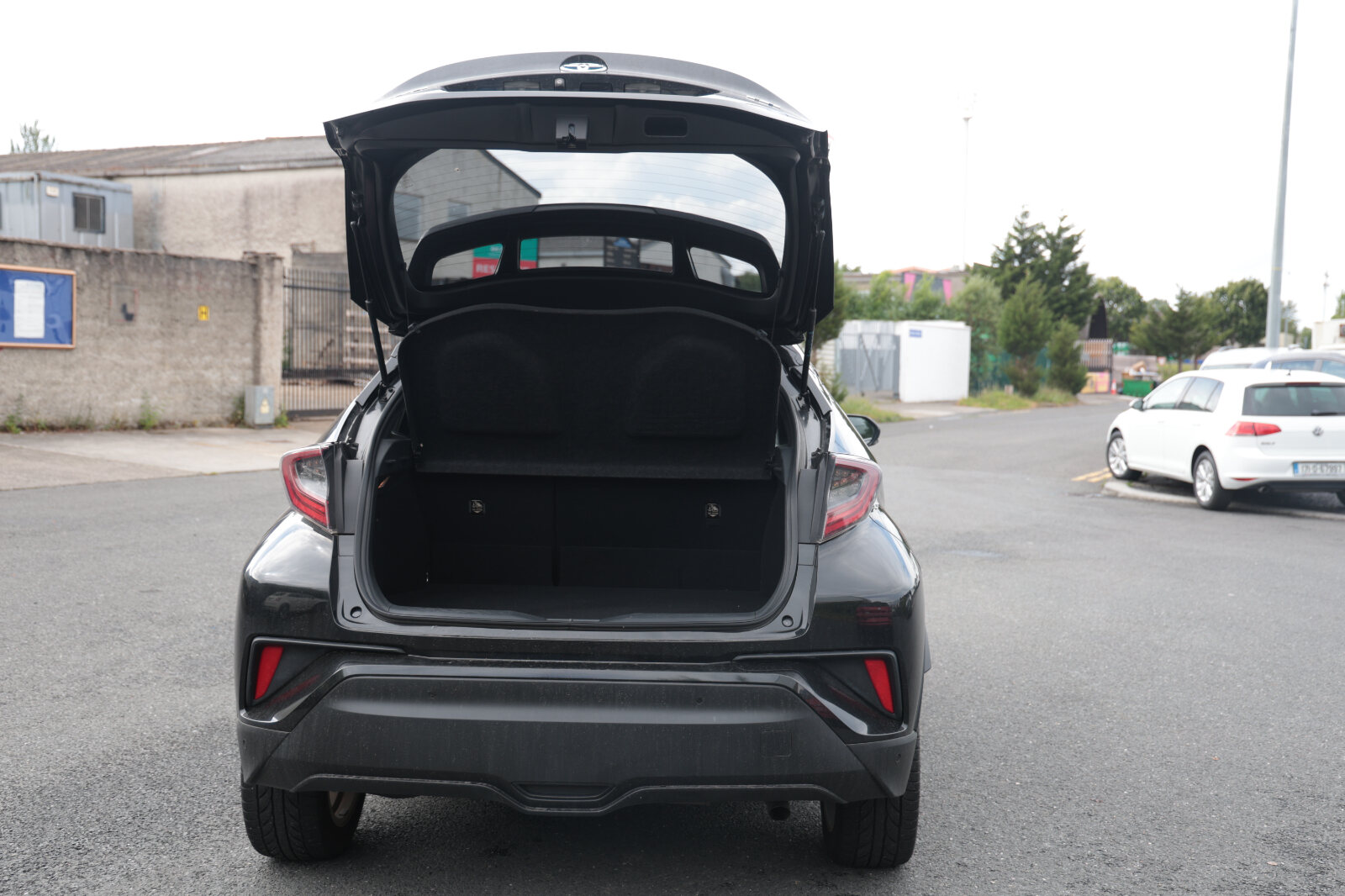 TOYOTA C-HR 2018 Black HYBRID - Image 8