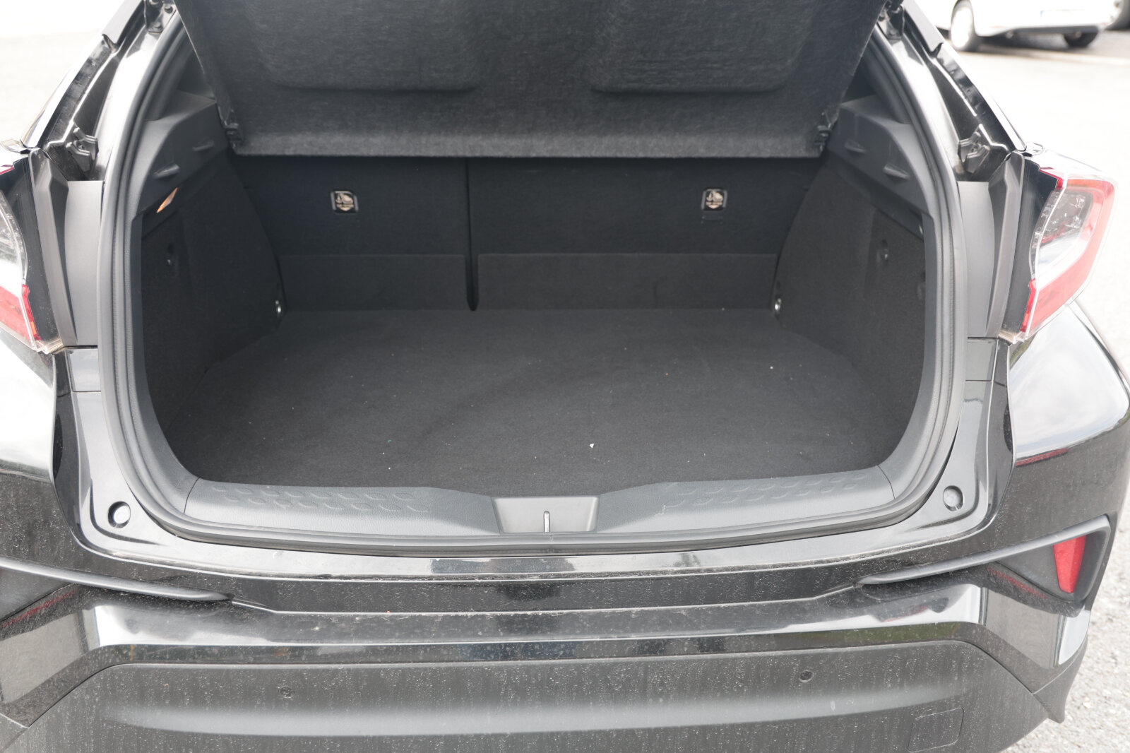 TOYOTA C-HR 2018 Black HYBRID - Image 9