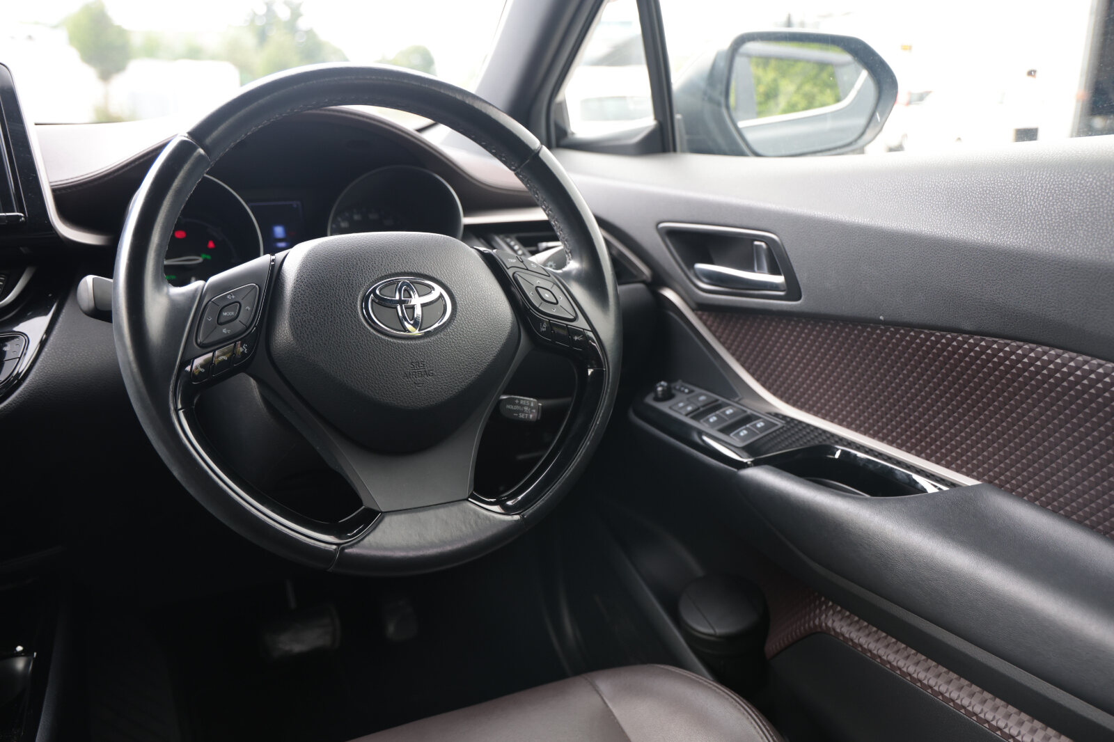 TOYOTA C-HR 2018 Black HYBRID - Image 18