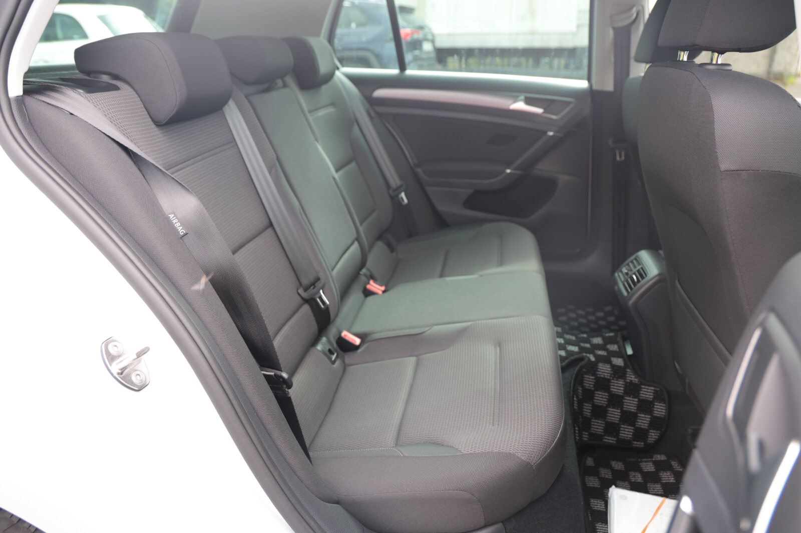 Volkswagen Golf White 2017 - Image 20