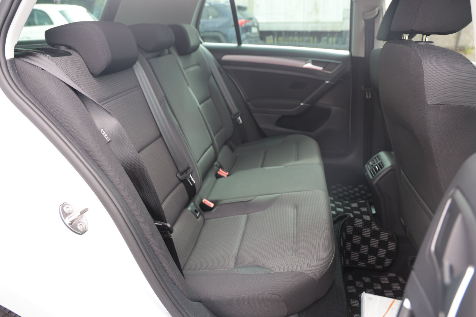 Volkswagen Golf White 2017 - Image 21