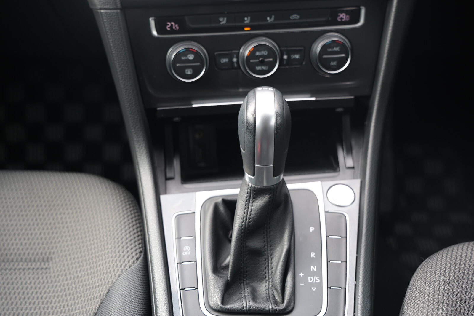 Volkswagen Golf White 2017 - Image 26