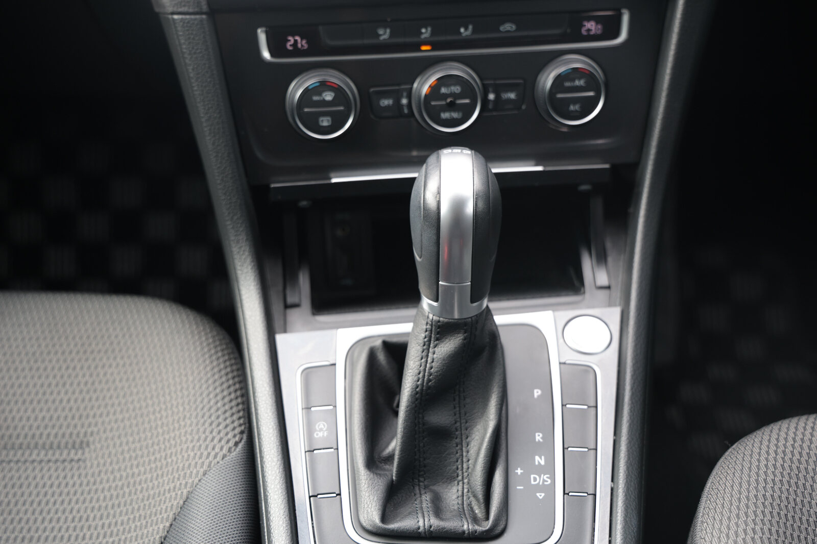 Volkswagen Golf White 2017 - Image 27