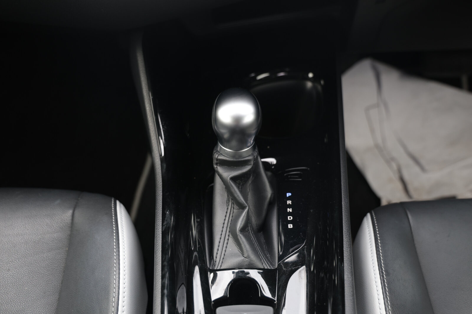 TOYOTA CHR 2019 WHITE HYBRID - Image 32