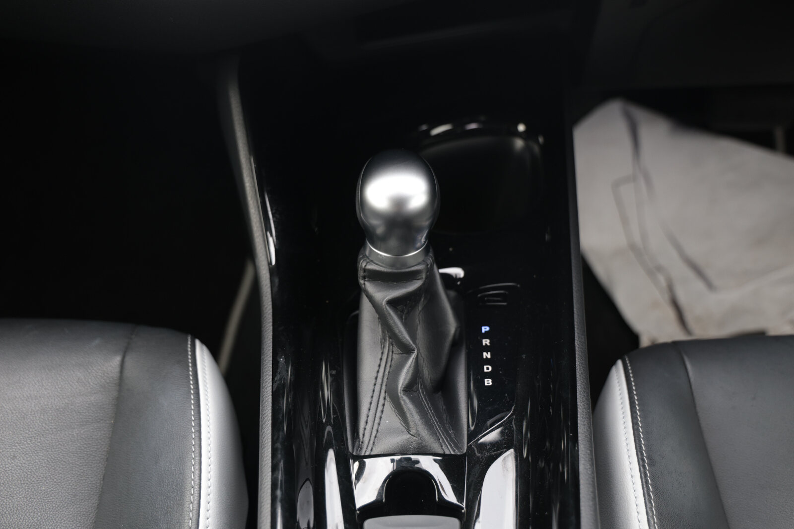 TOYOTA CHR 2019 WHITE HYBRID - Image 33