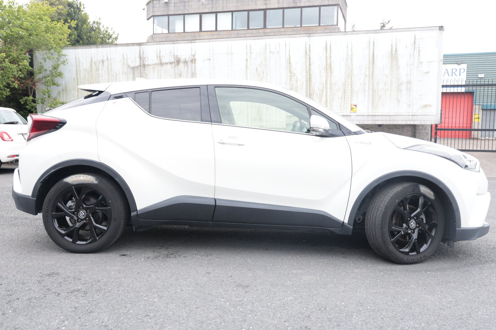 TOYOTA CHR 2019 WHITE HYBRID - Image 22