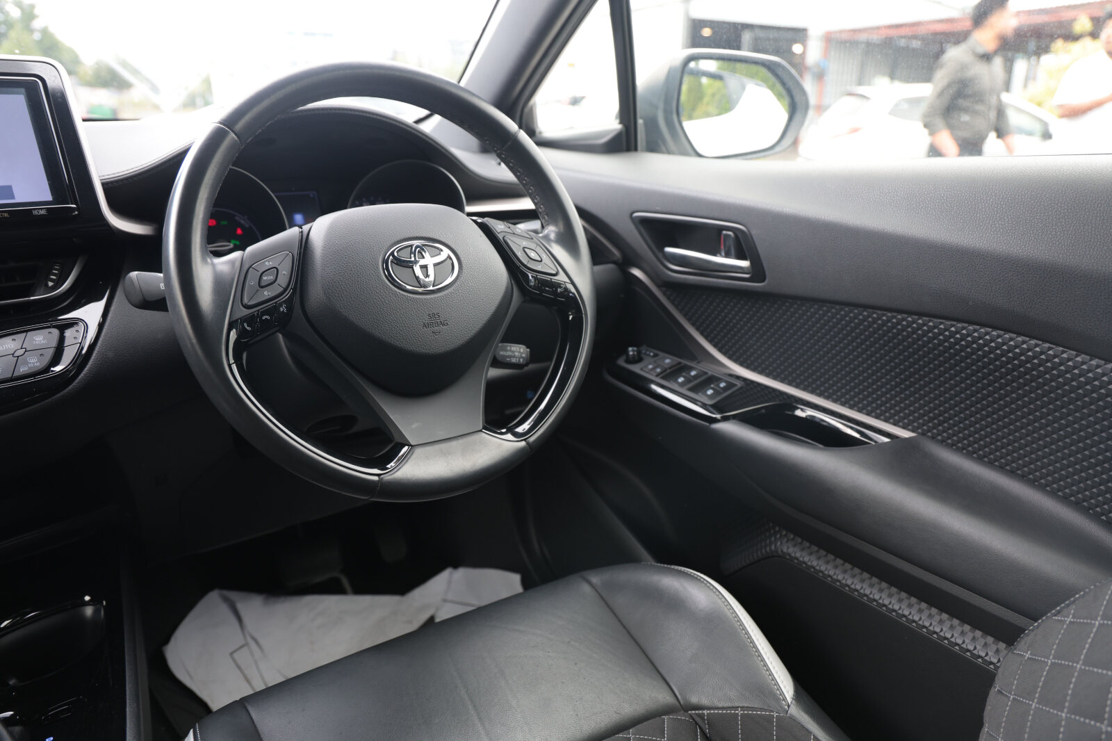 TOYOTA CHR 2019 WHITE HYBRID - Image 38