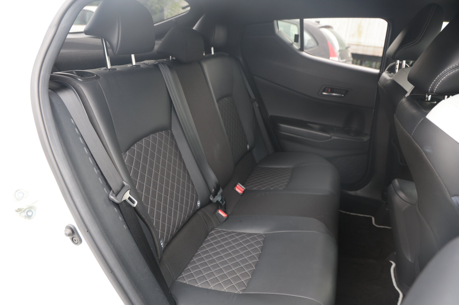 TOYOTA CHR 2019 WHITE HYBRID - Image 29