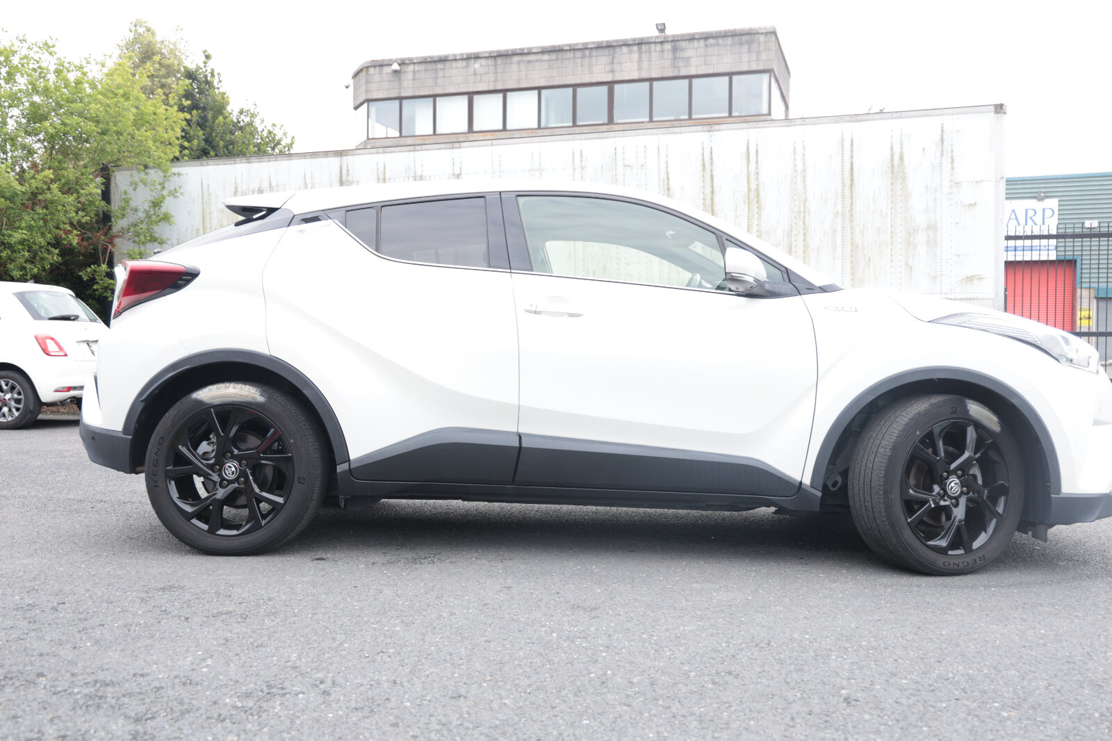 TOYOTA CHR 2019 WHITE HYBRID - Image 24