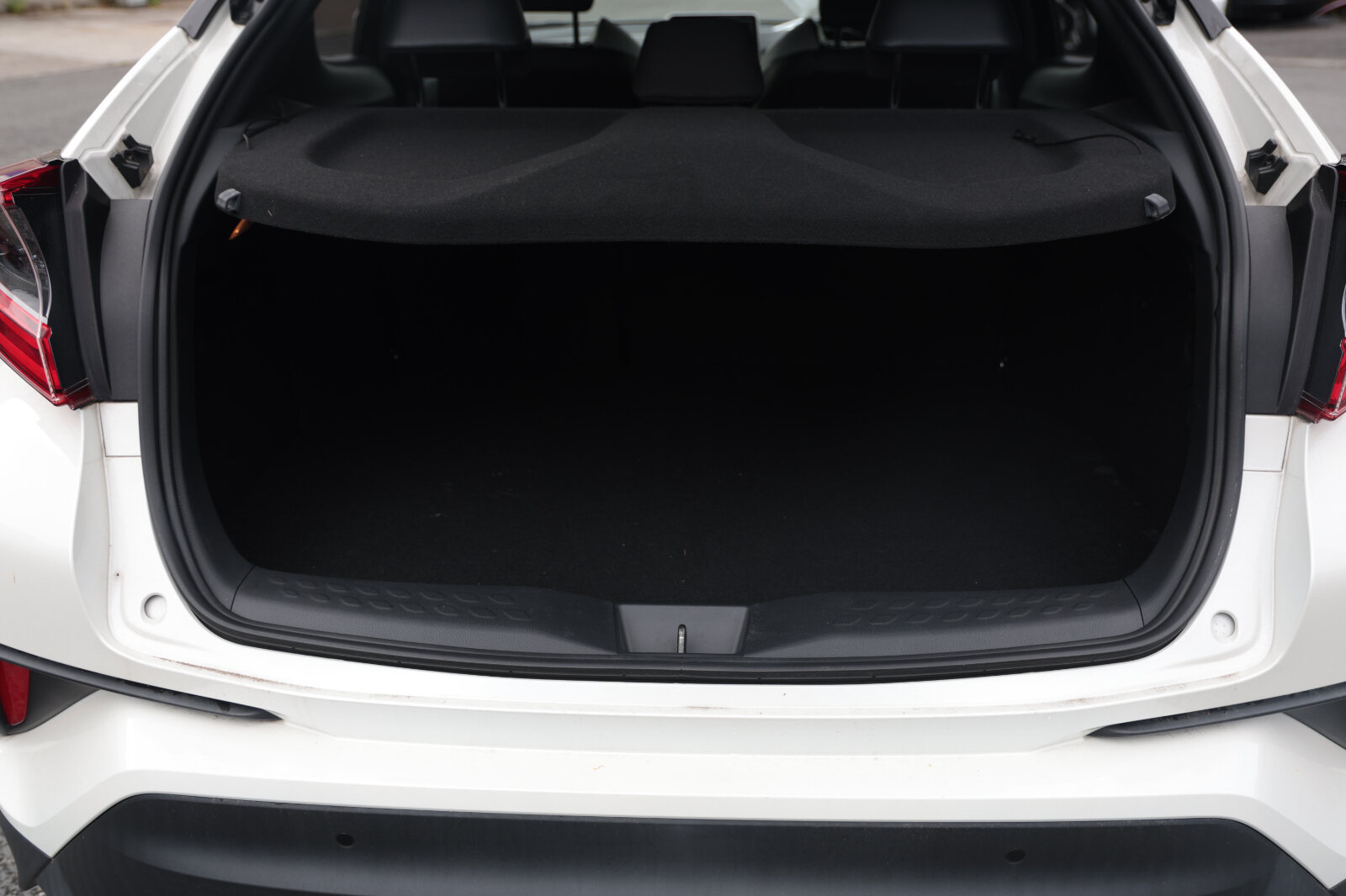TOYOTA CHR 2019 WHITE HYBRID - Image 18
