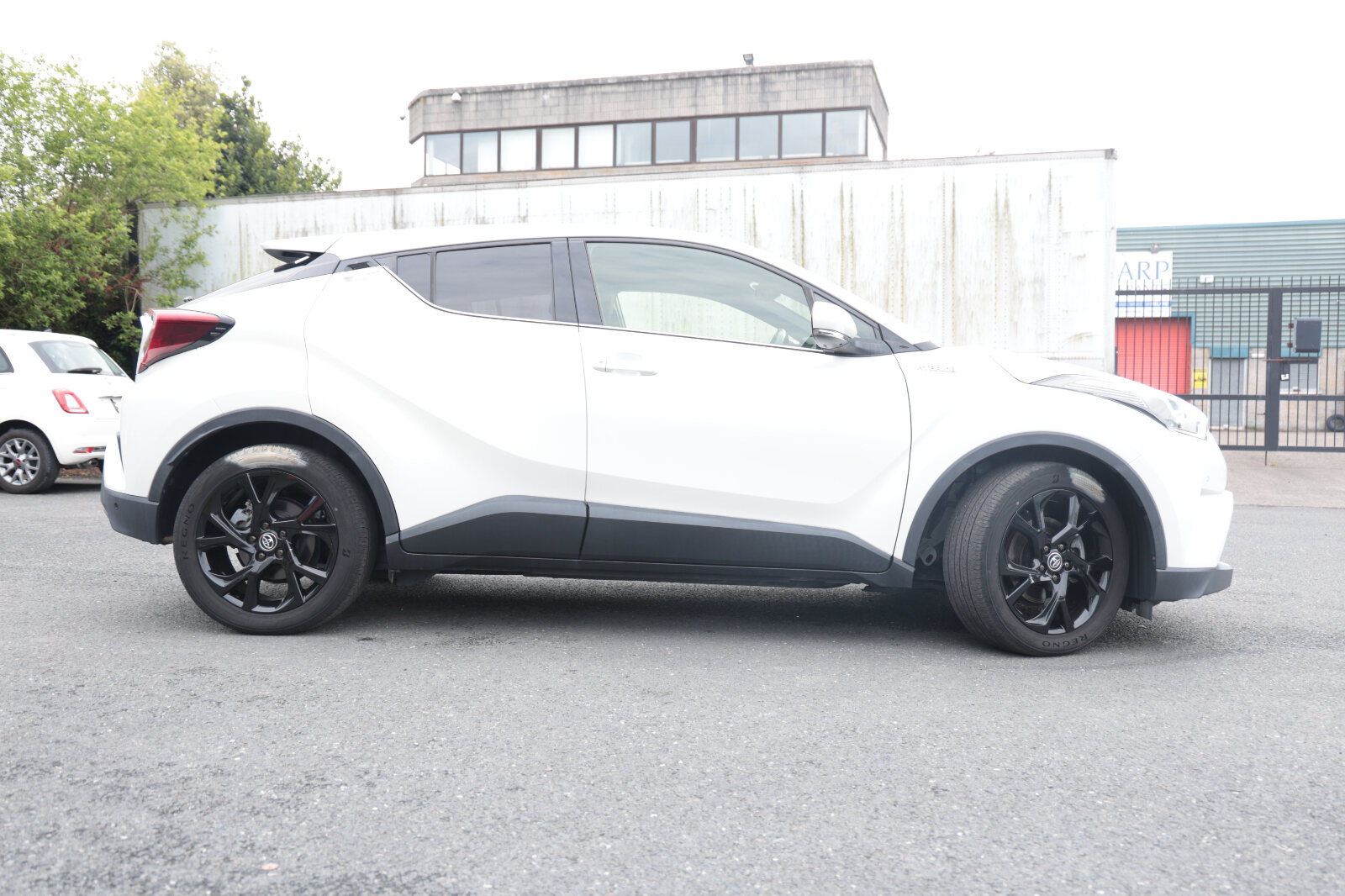 TOYOTA CHR 2019 WHITE HYBRID - Image 25
