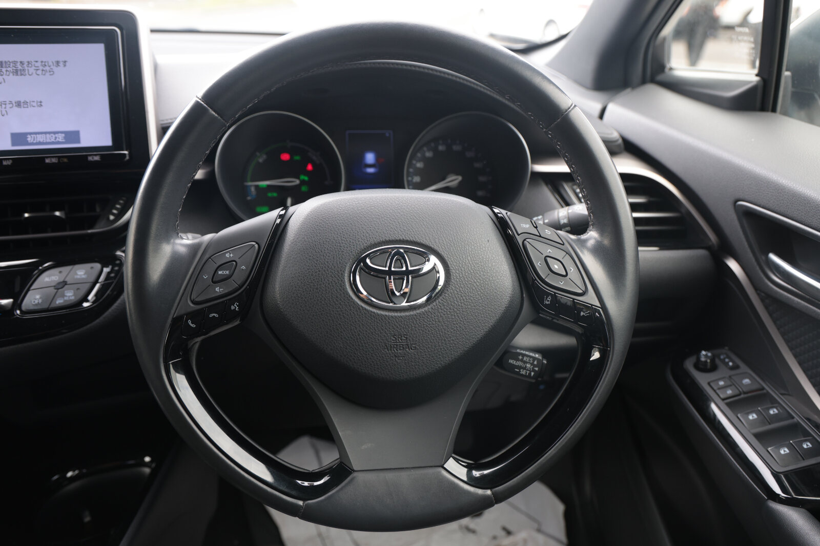 TOYOTA CHR 2019 WHITE HYBRID - Image 36