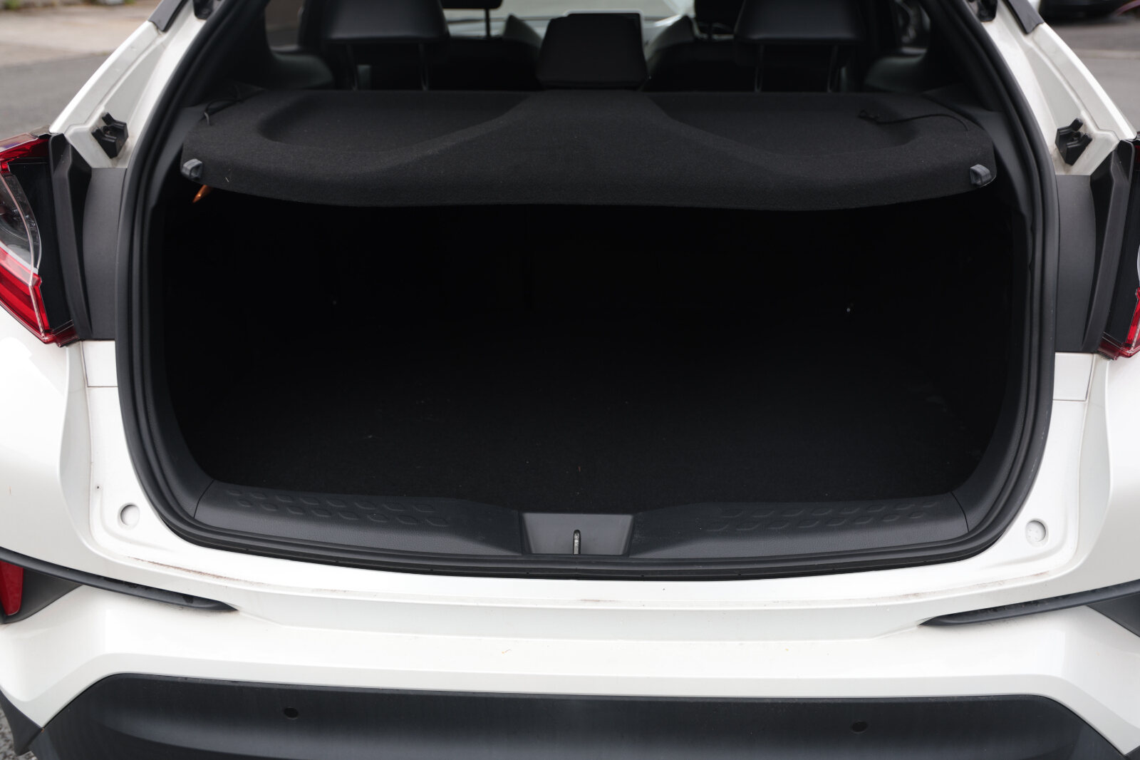 TOYOTA CHR 2019 WHITE HYBRID - Image 19
