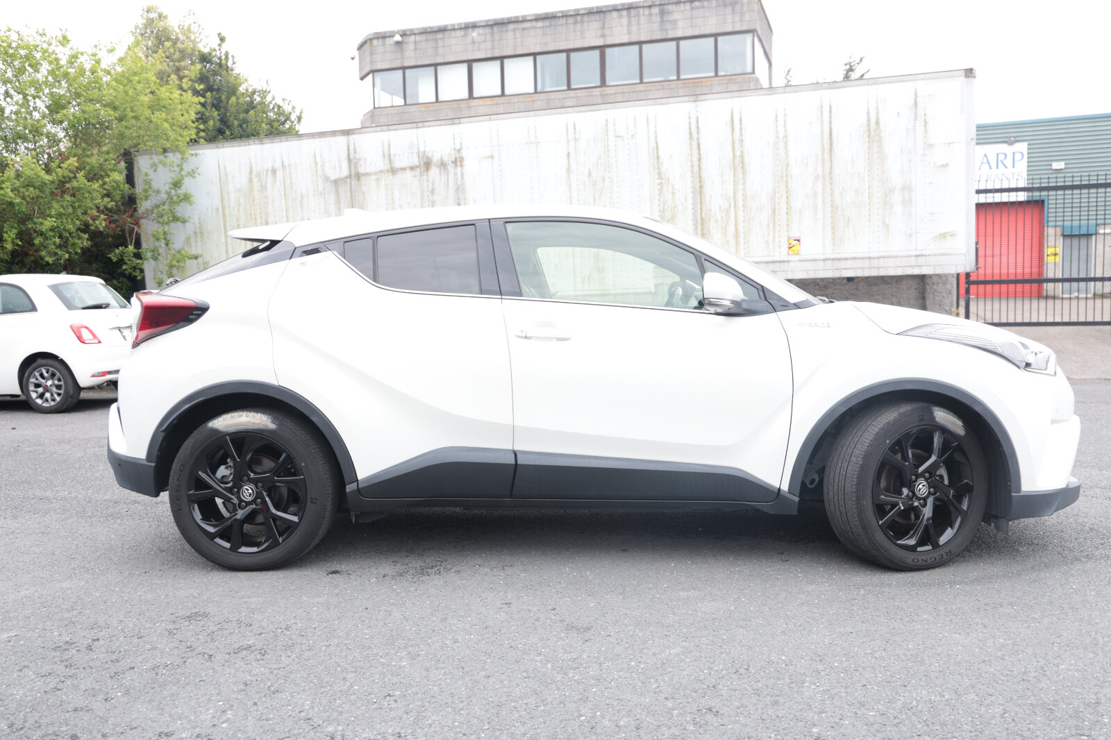 TOYOTA CHR 2019 WHITE HYBRID - Image 21
