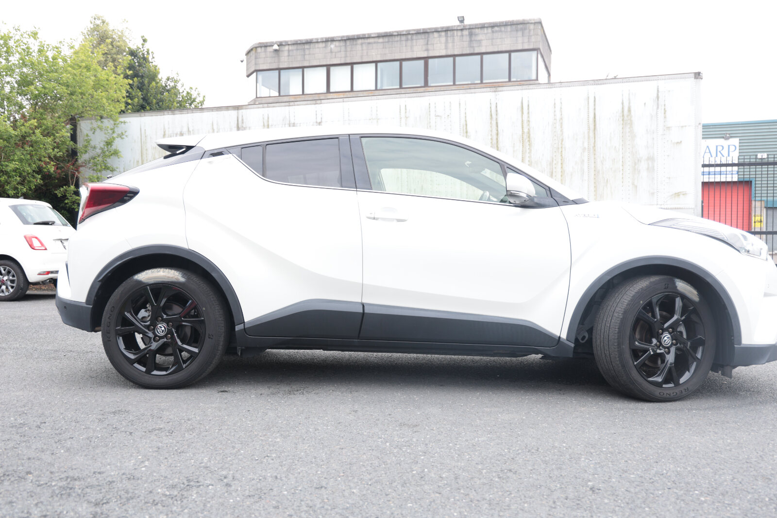 TOYOTA CHR 2019 WHITE HYBRID - Image 23