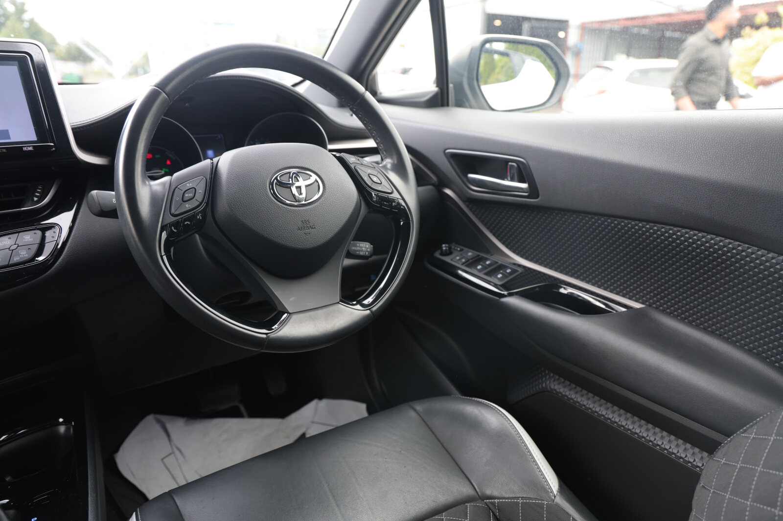 TOYOTA CHR 2019 WHITE HYBRID - Image 39