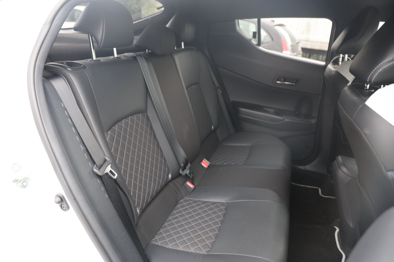 TOYOTA CHR 2019 WHITE HYBRID - Image 28