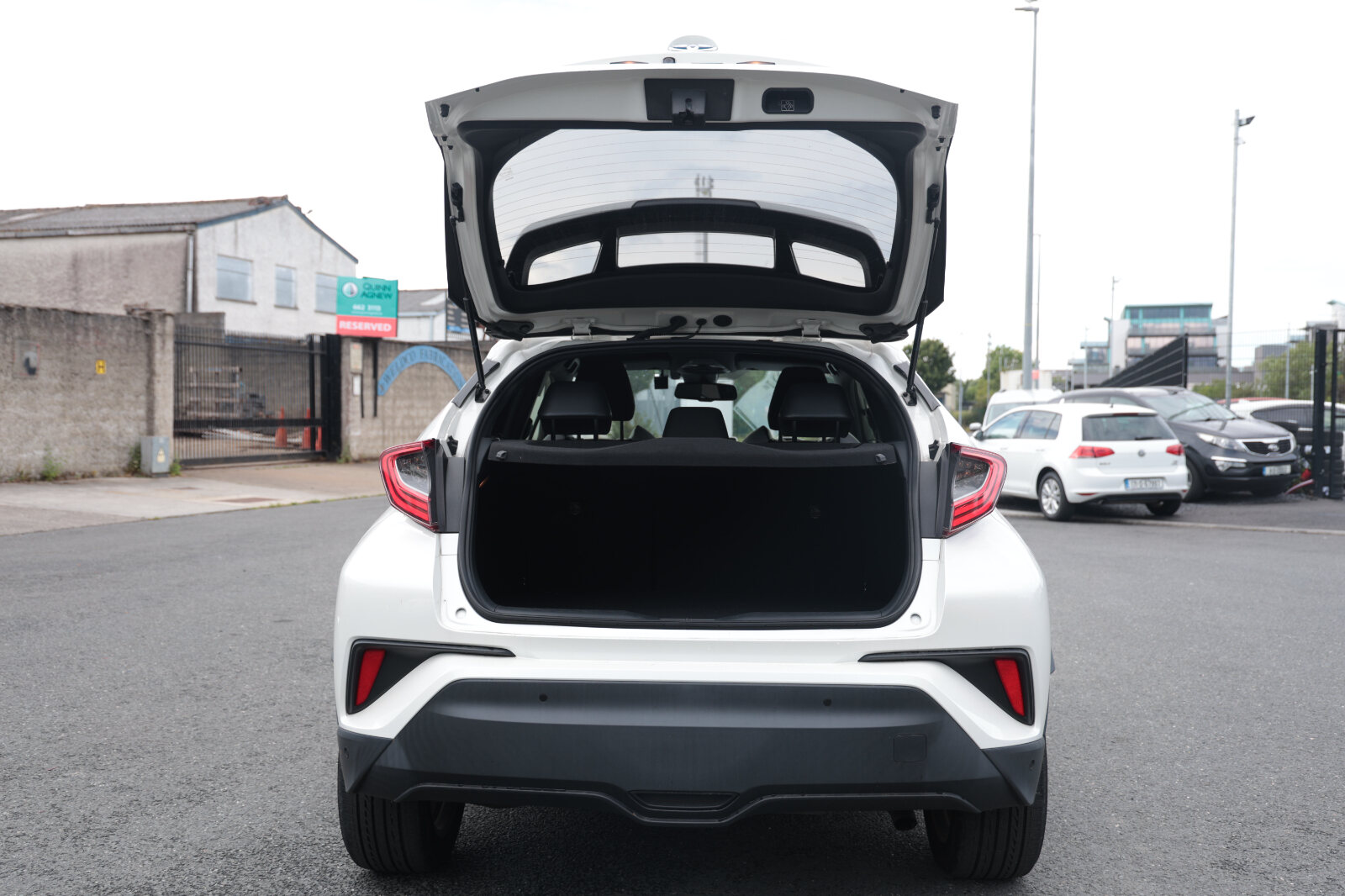 TOYOTA CHR 2019 WHITE HYBRID - Image 17