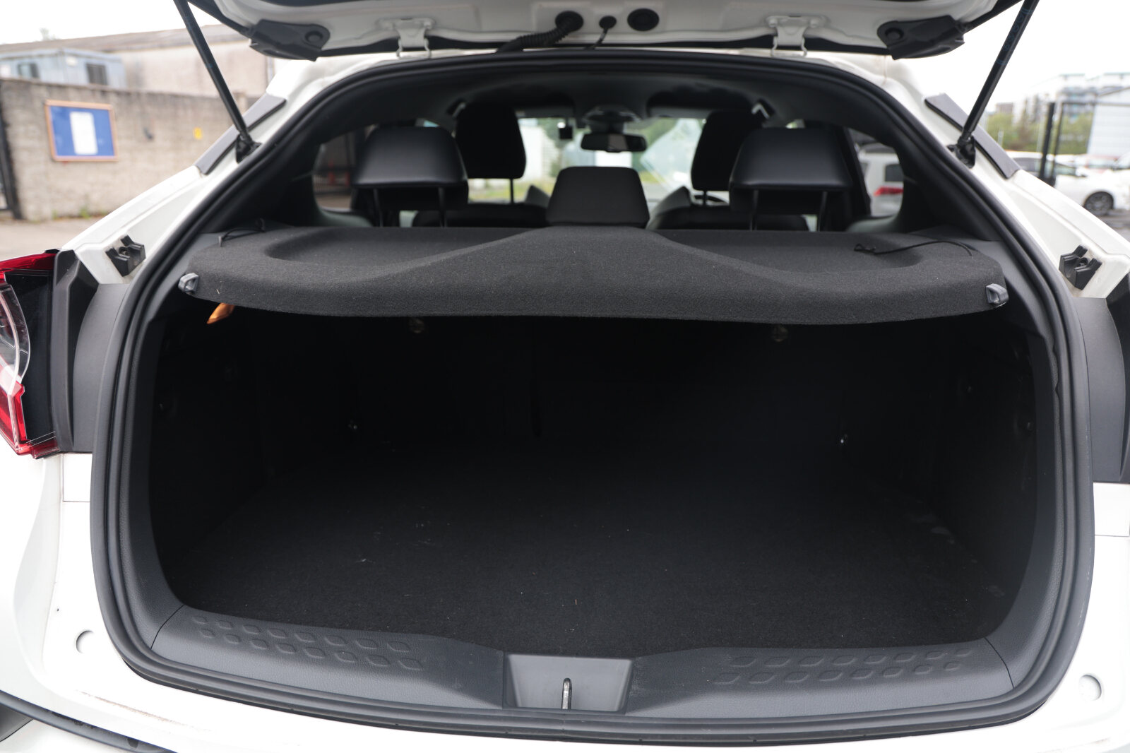 TOYOTA CHR 2019 WHITE HYBRID - Image 20