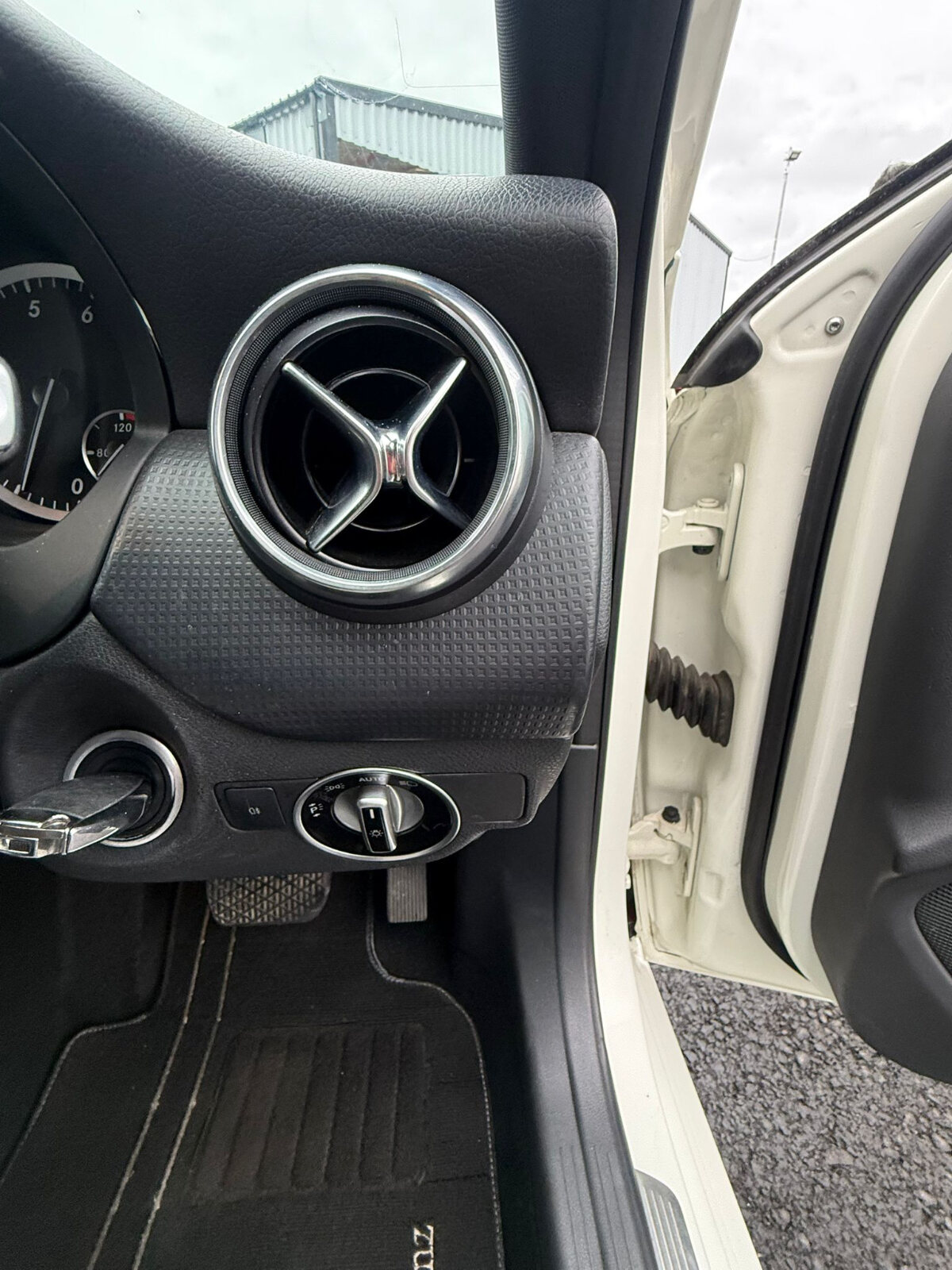 MERCEDES- BENZ A180 2014 (deposit taken) - Image 15