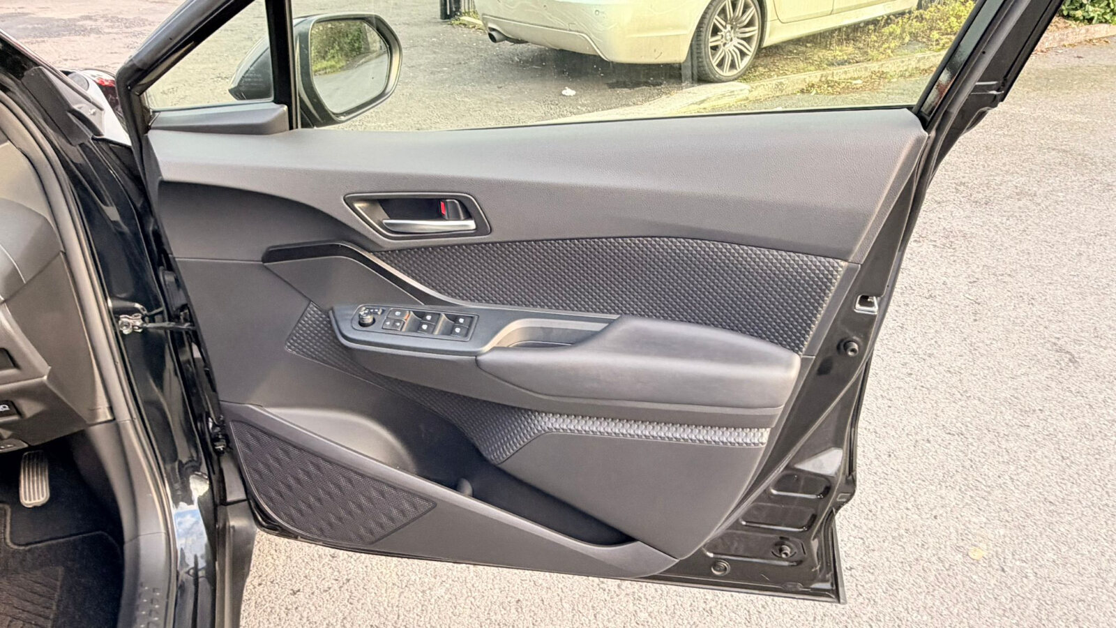 Toyota C-HR Hybrid 2019 - Image 10