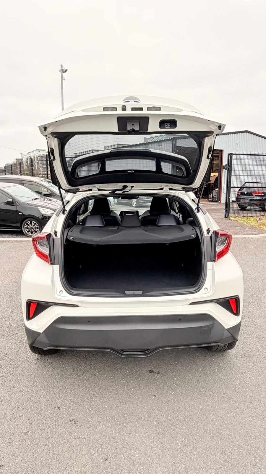 Toyota C-HR Hybrid 2019 - Image 12