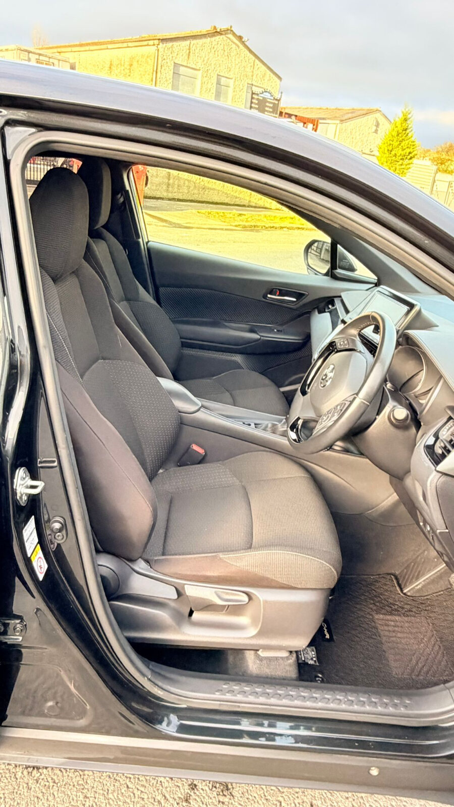 Toyota C-HR Hybrid 2019 - Image 11