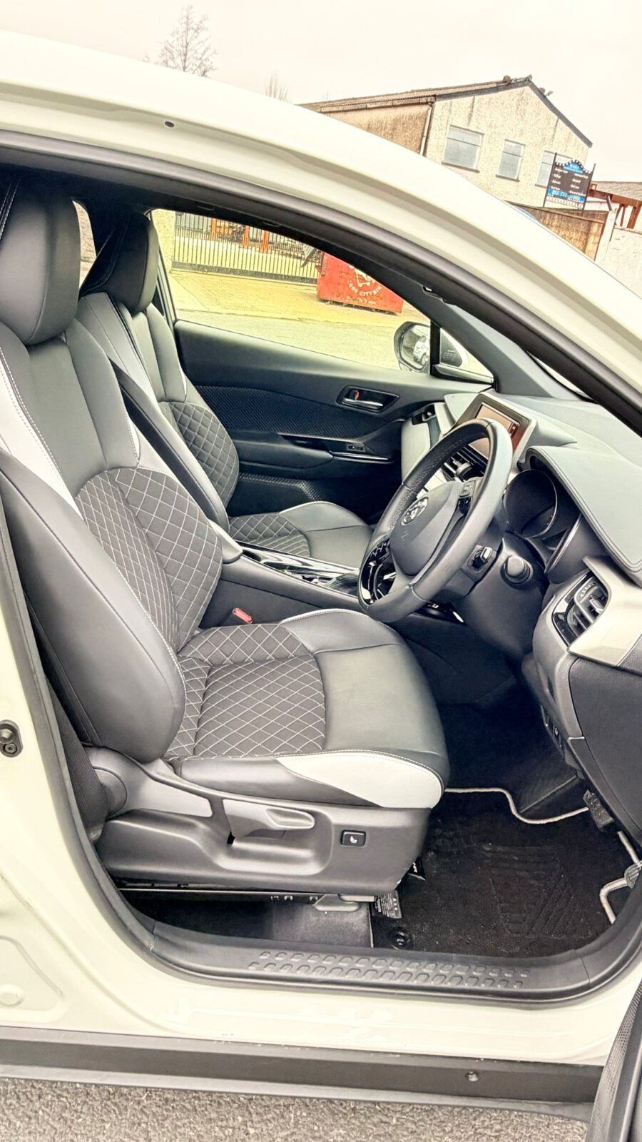 Toyota C-HR Hybrid 2019 - Image 10